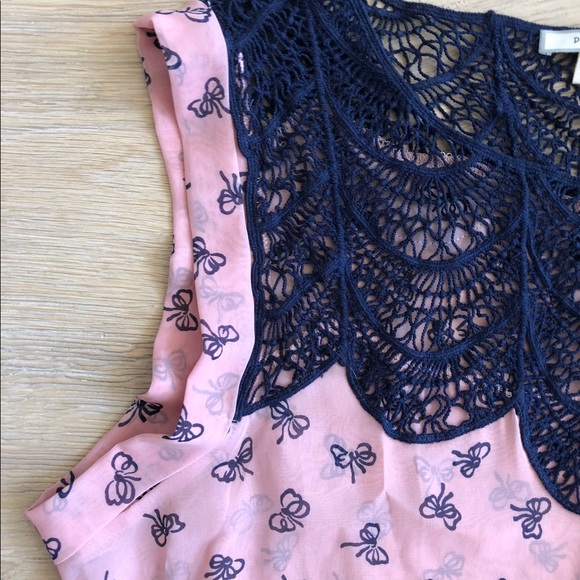 Sheer blouse w/ Macrame Neckline and Printed Bows - Picture 2 of 3